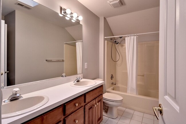 Building Photo - Updated & Spacious Home in Wythe Creek Farms
