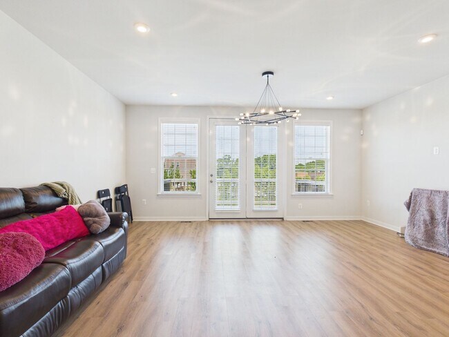 Building Photo - 1405 Kerr Dr