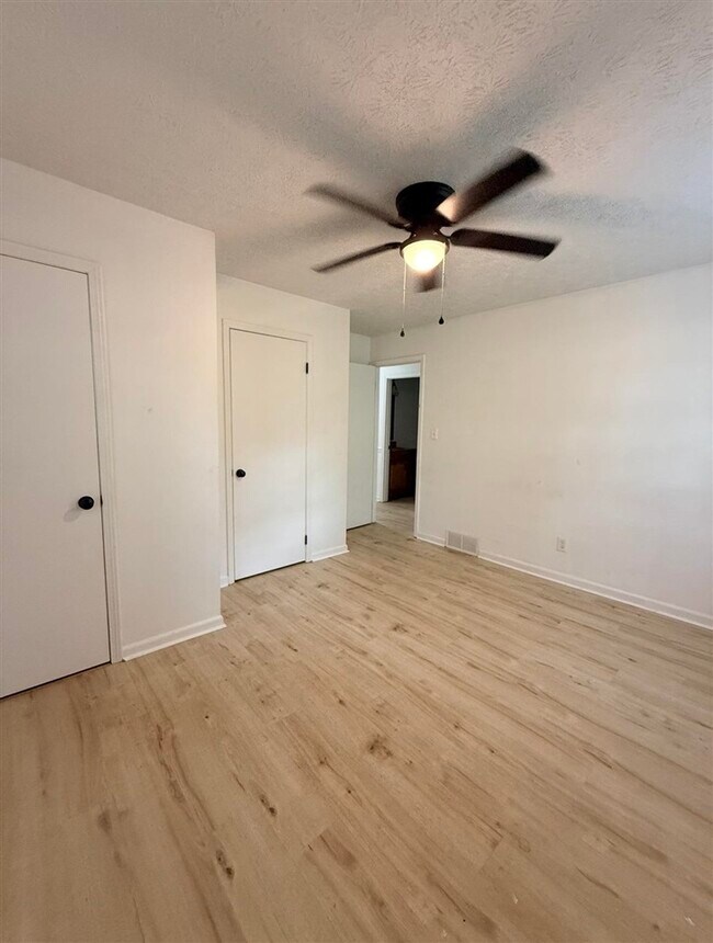 Building Photo - 806 Shawnee Way