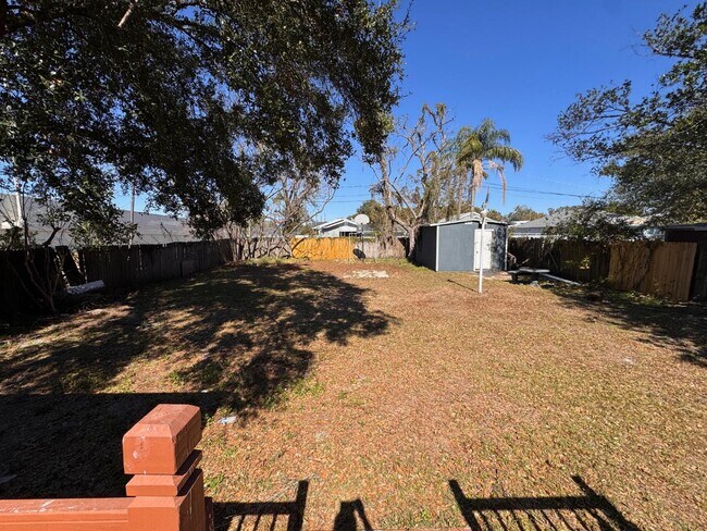 Building Photo - 802 E Emma St