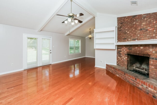 Building Photo - 406 Trailwood Dr