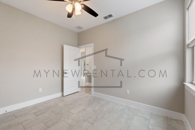 Building Photo - Deposit-Free! Get $1,000 OFF your first mo...