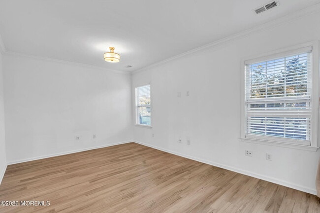 Building Photo - 40 Thistledown St