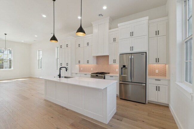 Building Photo - Townhome 2 bed 2.5 bath "The Mid-Mod" in the Heart of Selah