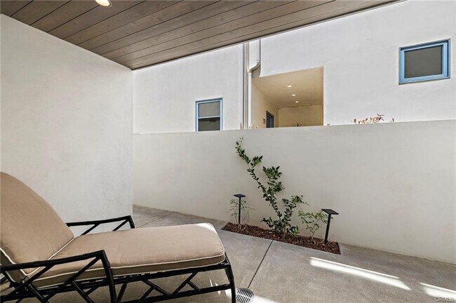 Building Photo - 509 Carnation Ave