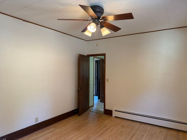 Building Photo - 5- Bedroom House for Rent in Chaseburg