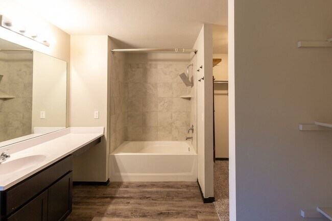 Building Photo - Beautiful 4 Bed 2 Bath in the Heart of Noble!