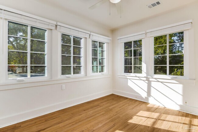 Building Photo - 1515 E Lakeview Ave