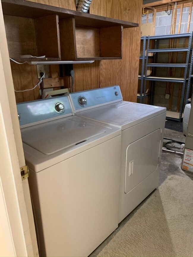 Building Photo - End Townhome In Oak Manor Community