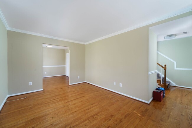 Building Photo - 2 Bedroom 2.5 Bath Condo in Chevy Chase