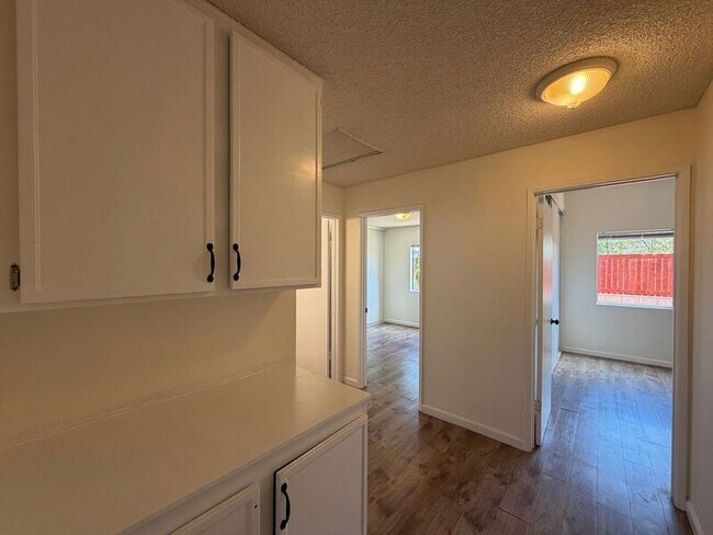 Building Photo - 720 Valley Crest Dr