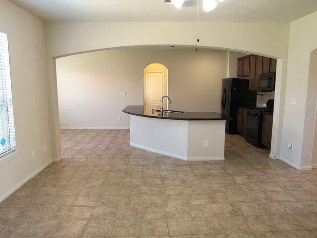 Building Photo - Spacious, Modern and Conveniently Located ...