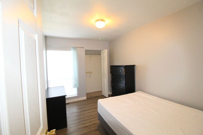 Building Photo - 1458 Bradley Dr