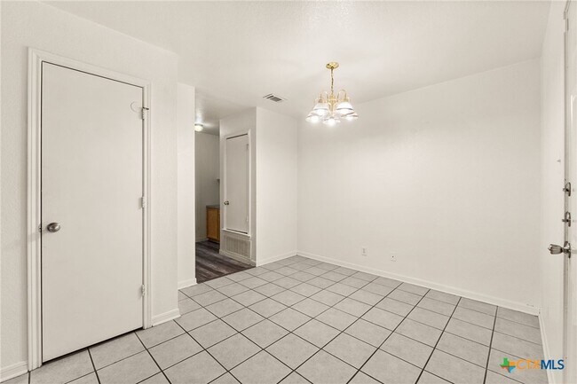 Building Photo - 1405 Chips Dr