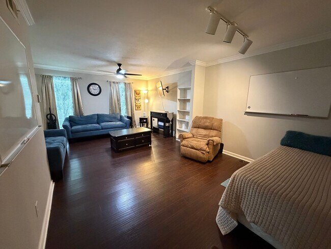 Building Photo - Beautiful 3 Bedroom Townhome