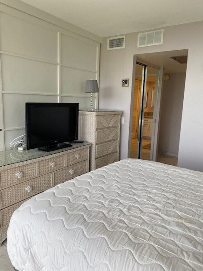 Building Photo - Beautiful 1/1 Penthouse unit at Makaha Valley Towers