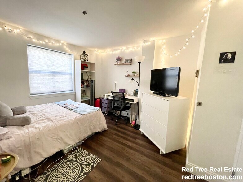 Building Photo - 1 Pine St