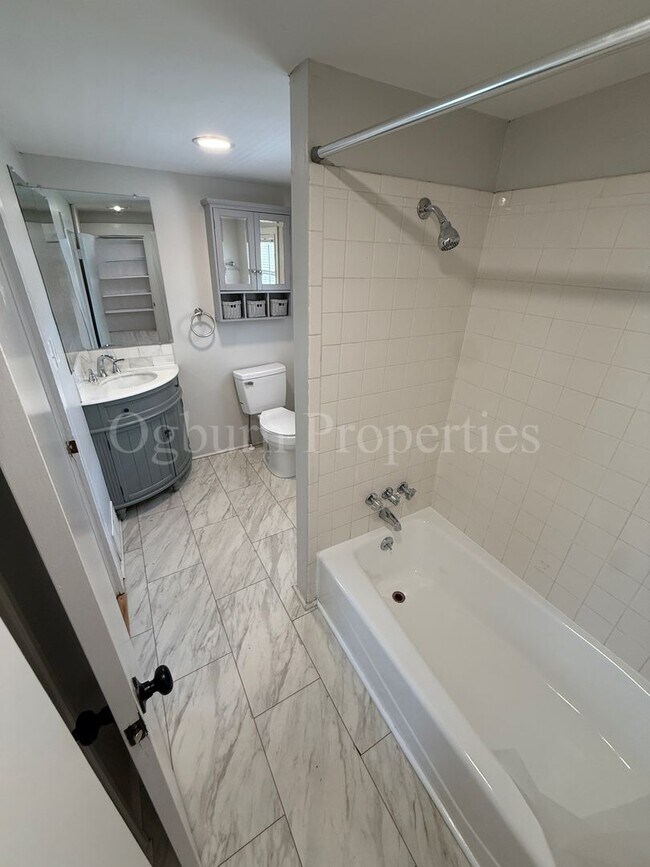 Building Photo - 1100 Franklin St SW