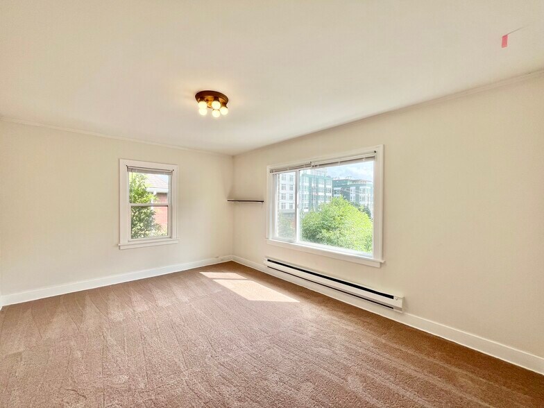 Building Photo - 914 E Fir St