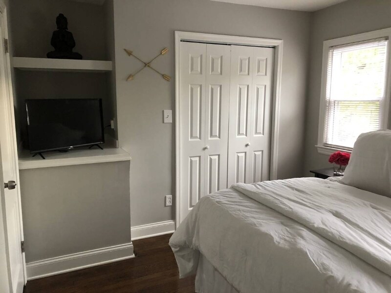 Building Photo - 924 15th St SE