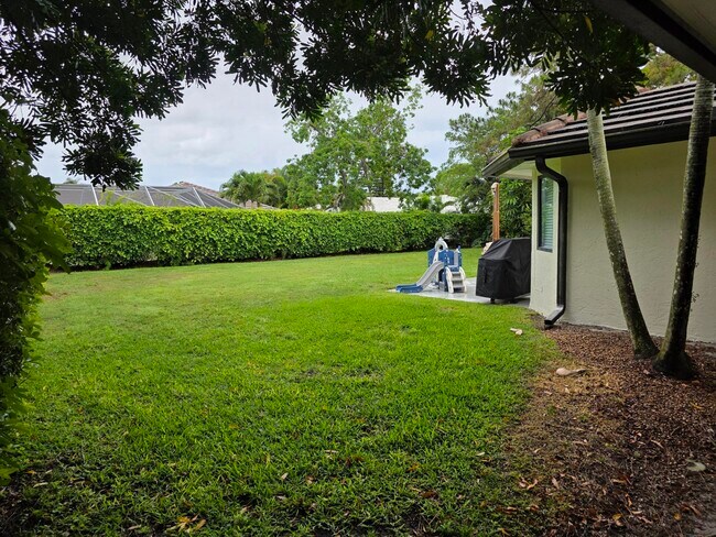 Building Photo - 435 Pine Villa Dr