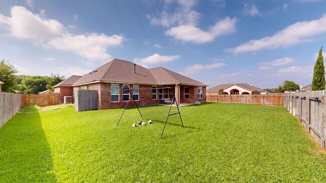Building Photo - Spacious 4-bedroom, 2.5 bath, 3 car garage...