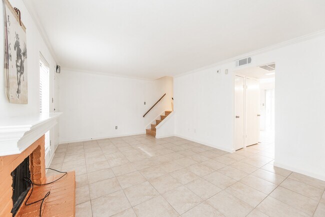 Building Photo - 2120 Wilcrest Dr