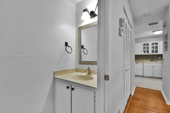 Building Photo - 6650 Via Regina