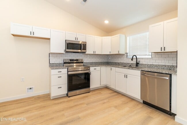 Building Photo - 205 Kingwood Rd