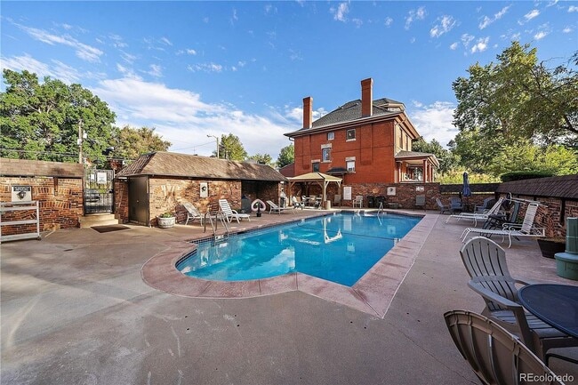 Building Photo - Fully Remodeled Sunny & Quiet Top Floor St...