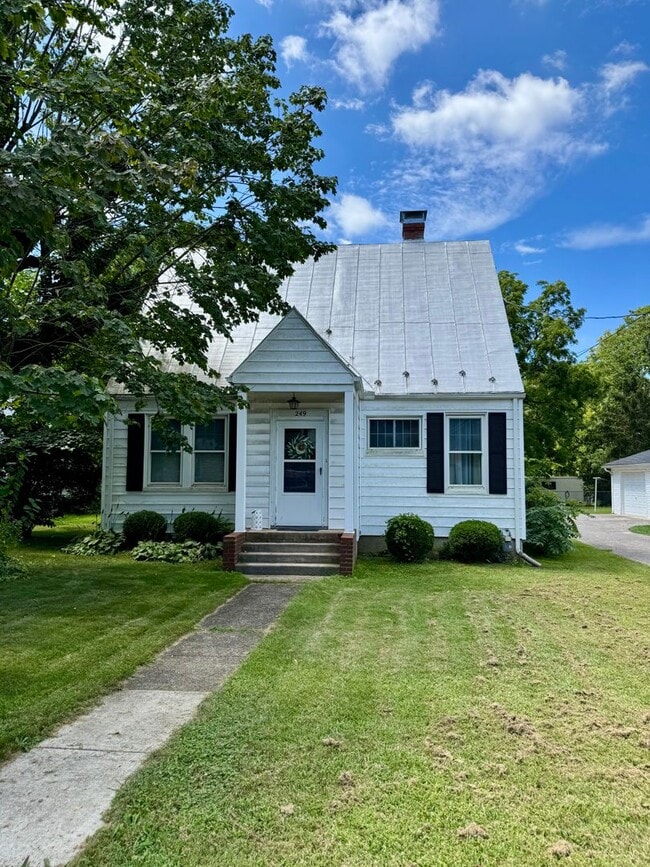 Building Photo - Single Family Home for Rent - Direct acces...