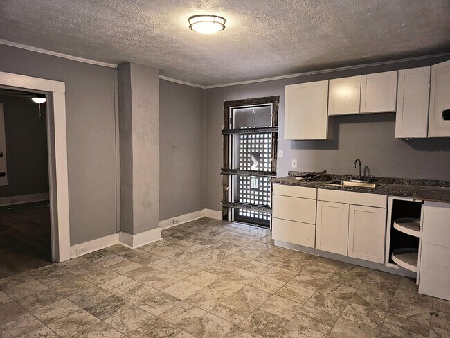 Building Photo - 2334 Garden Dr