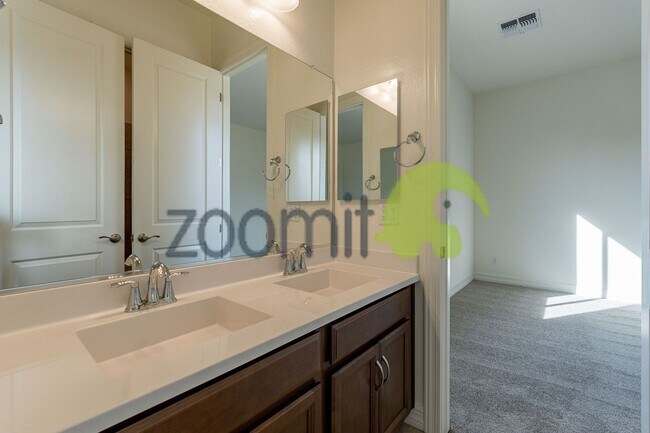 Building Photo - Beautiful Views!