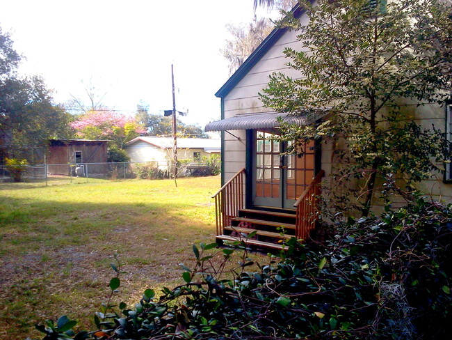 Building Photo - Beautiful HUGE 3BR/2BA w/Fenced Yard, 1 Ca...