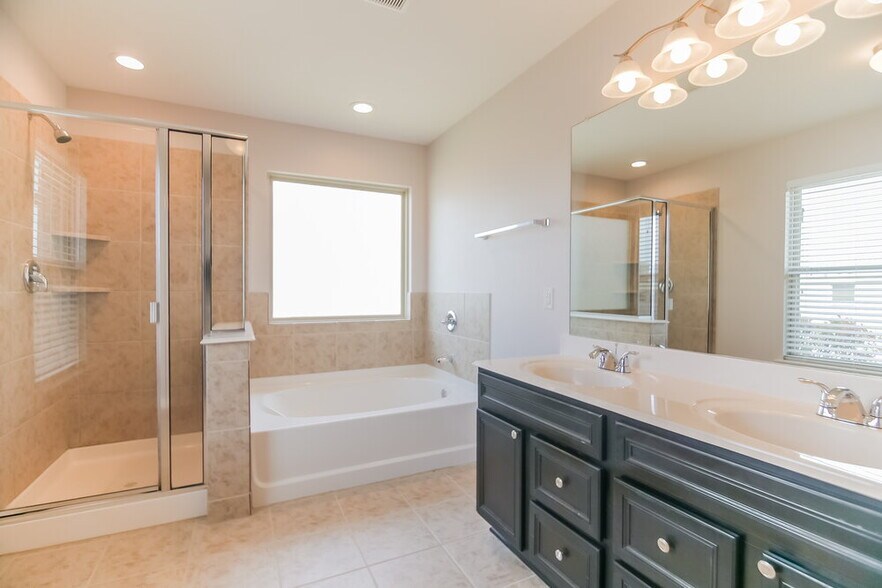 Building Photo - 1020 Callalily Dr