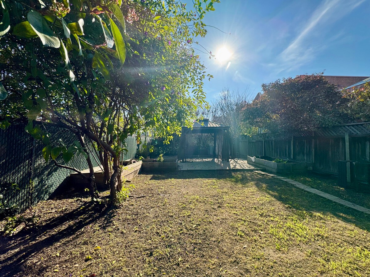 Building Photo - 695 30th St