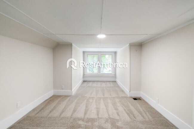 Building Photo - One Month Free Special!! Newly Renovated 4/2 in Midtown!