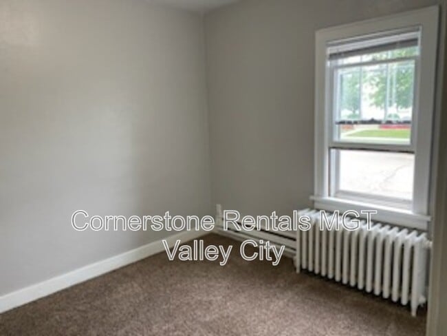 Building Photo - 208 5th Ave SW