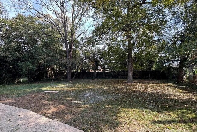 Building Photo - 3427 Eastway Dr