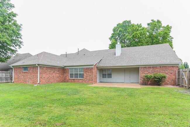 Building Photo - 7143 Emily Ln