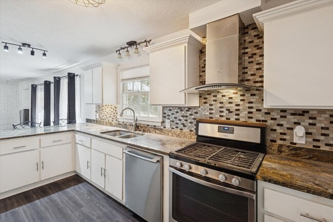 Building Photo - MOVE-IN READY! (Pet Friendly)