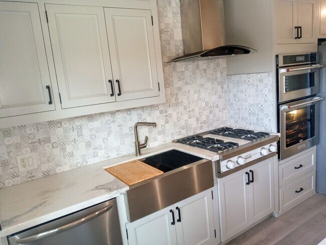 Building Photo - Beautifully Remodeled 2bd Single Story Hou...