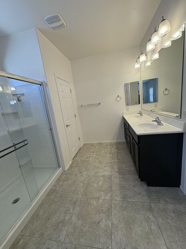 Building Photo - 4 bedroom plus Den 3 car garage with sparkling pool Vail School District