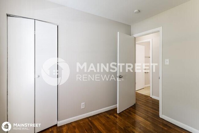 Building Photo - 922 N Harbison Ave