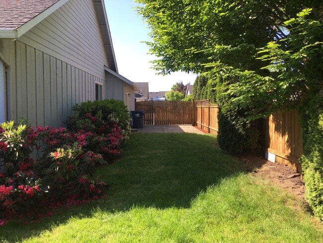 Building Photo - Beautiful 3 bedroom 2 bath home
