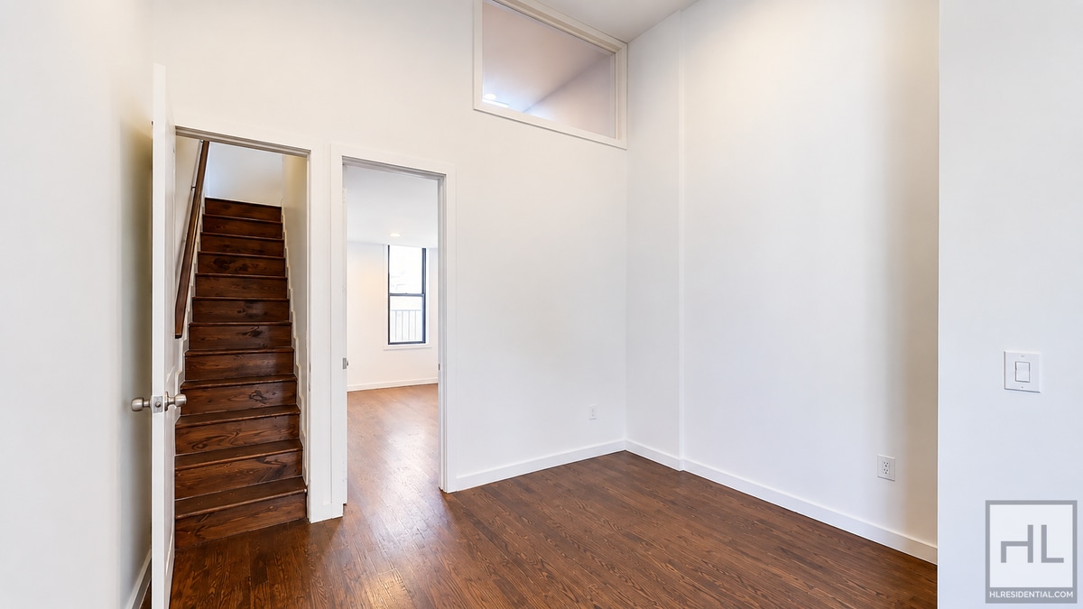 Building Photo - FRANKLIN AVENUE / 2-Bed 1/Bed / Loft Space / AVAILABLE OCTOBER 1st