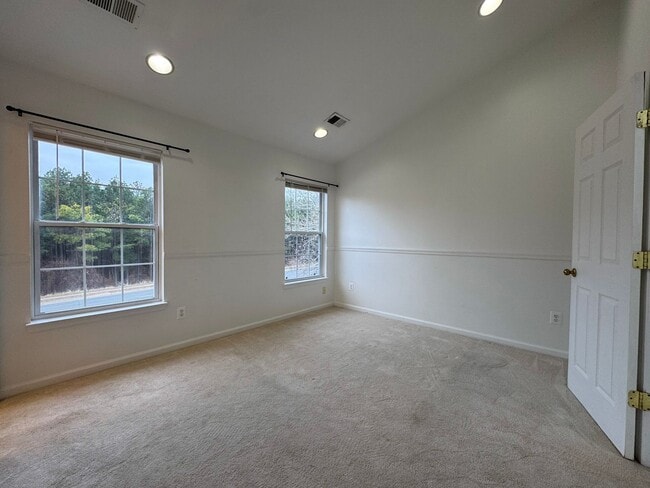 Building Photo - Spacious 2 Primary Beds 1 Den 3.5 Bath Townhome In Vibrant Sycamore Hill