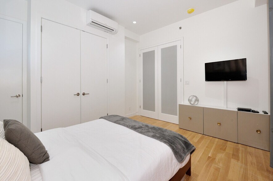 Building Photo - 353 W 46th St