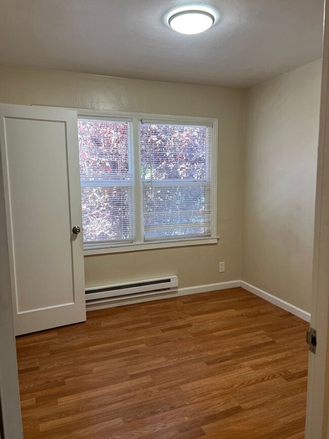 Building Photo - Ready to Move-In (3bed/1 bath, one unit of...