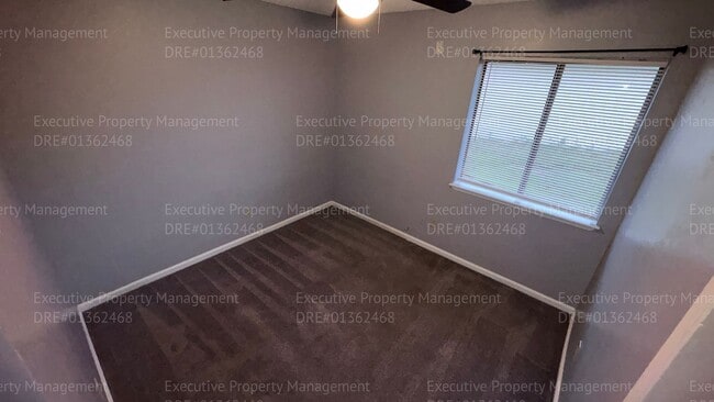 Building Photo - 3 bedroom/ 2 bathroom home nestled in a cul-de-sac.